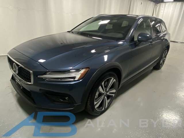 2025 Volvo V60 Cross Country Plus's photo