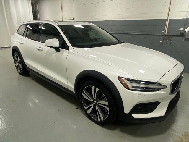 2025 Volvo V60 Cross Country B5 Plus photo 4