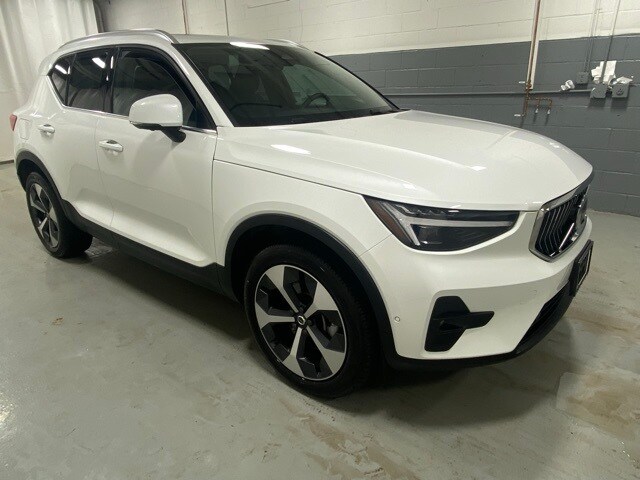 2025 Volvo XC40 Plus photo 4