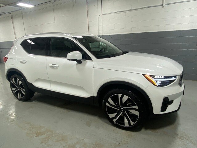 2025 Volvo XC40 photo 3