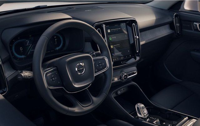 2025 Volvo XC40 Plus - Photo 10