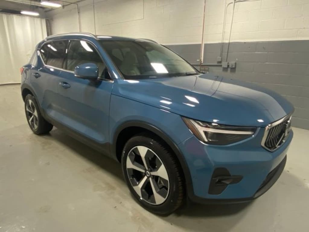 Used 2025 Volvo XC40 B5 Plus Bright Theme SUV