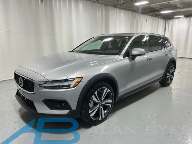 2025 Volvo V60 Cross Country B5 Plus AWD's photo