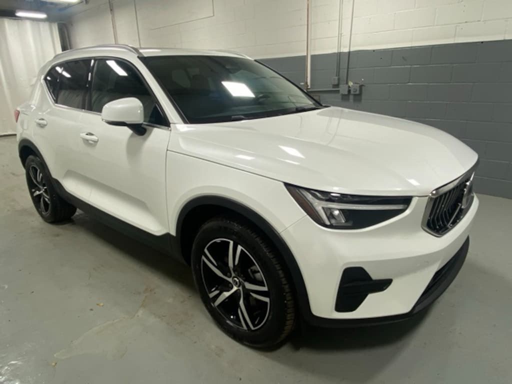 Used 2025 Volvo XC40 B5 Core SUV