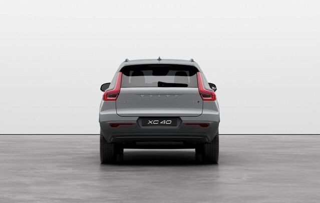 2025 Volvo XC40 photo 3