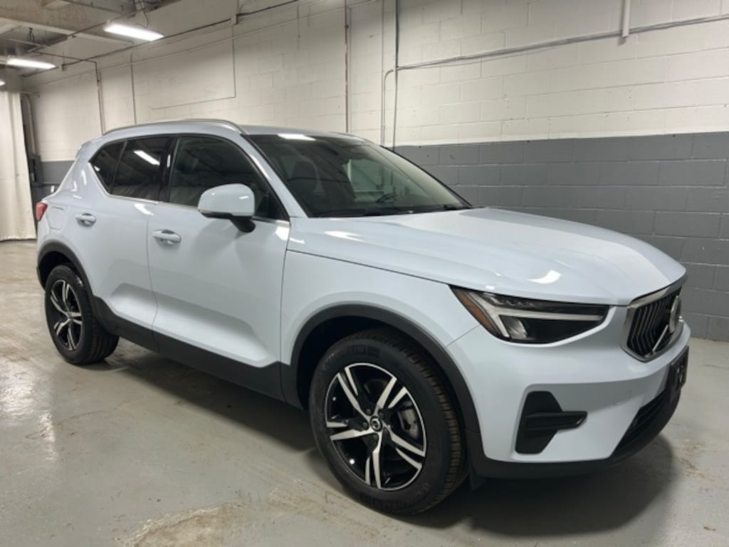 Used 2025 Volvo XC40 B5 Core SUV