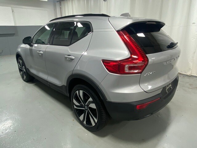 2025 Volvo XC40 Plus photo 2