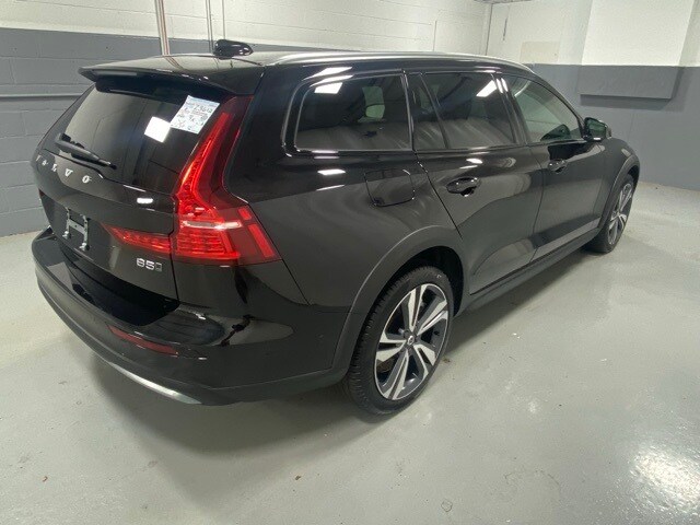 2025 Volvo V60 Cross Country B5 Plus photo 3