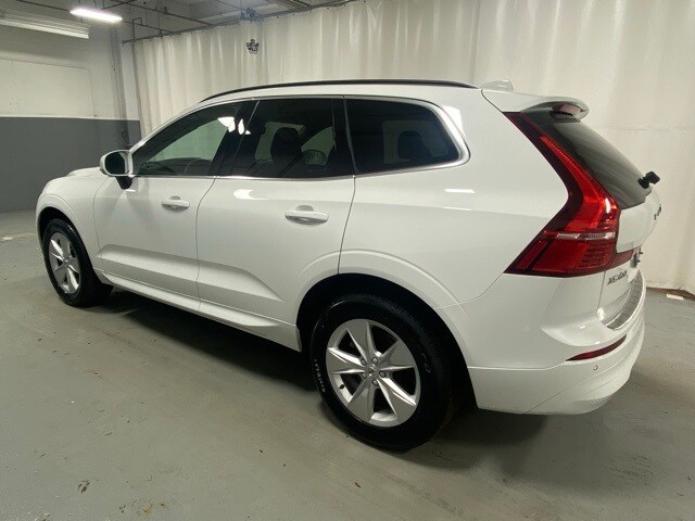 2022 Volvo XC60 B5 Momentum photo 2