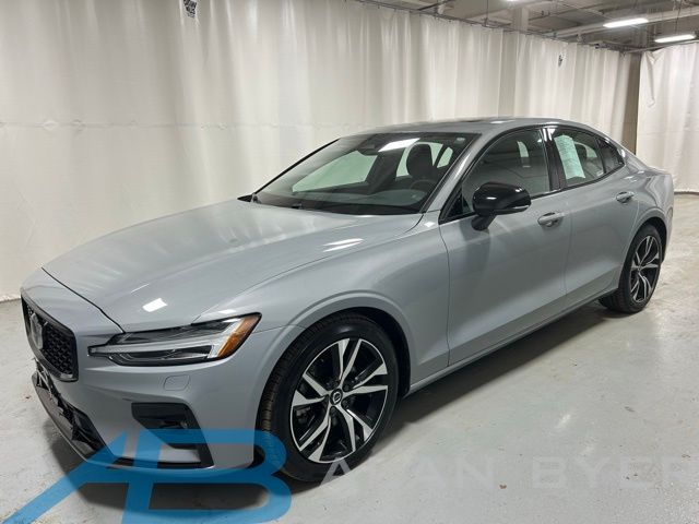 2025 Volvo S60 B5 Core Dark's photo