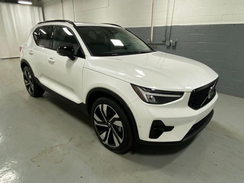 Used 2025 Volvo XC40 B5 Plus Dark Theme SUV