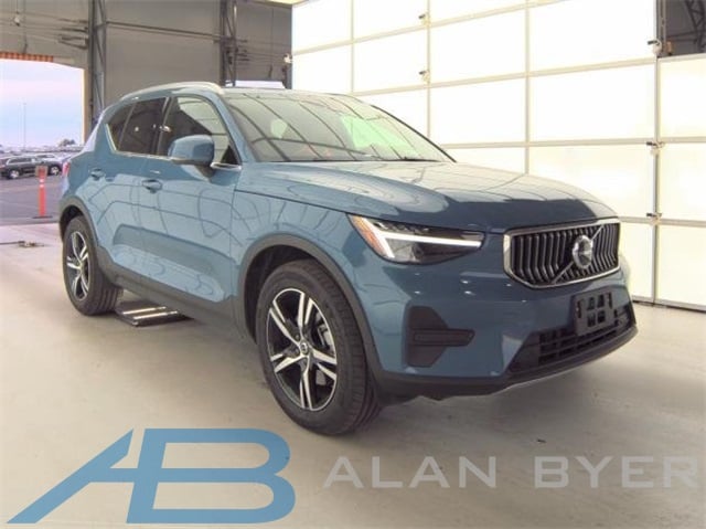 2025 Volvo XC40 Core