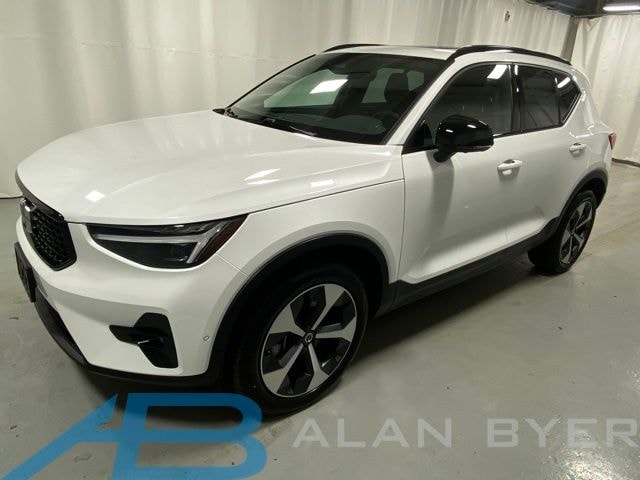 2025 Volvo XC40 B5 Plus Dark Theme AWD SUV