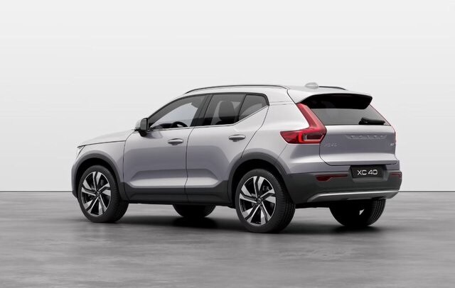 2025 Volvo XC40 photo 2