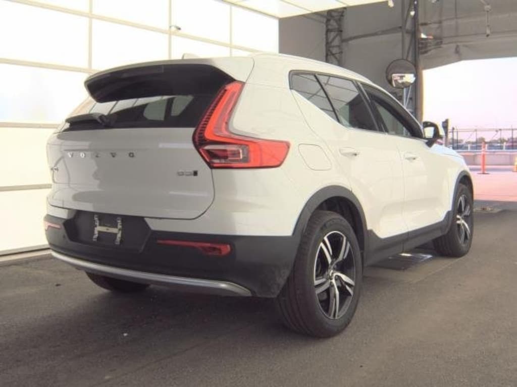 Used 2025 Volvo XC40 B5 Core SUV