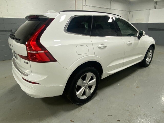 2022 Volvo XC60 B5 Momentum photo 3