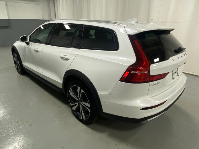 2025 Volvo V60 Cross Country B5 Plus photo 2