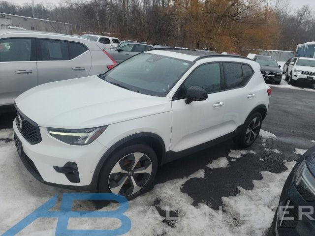 2024 Volvo XC40 B5 Plus Dark AWD's photo