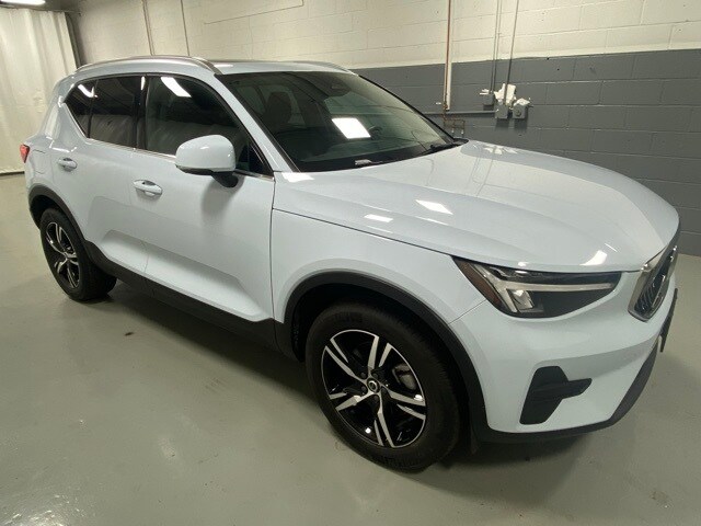 2025 Volvo XC40 Core photo 4