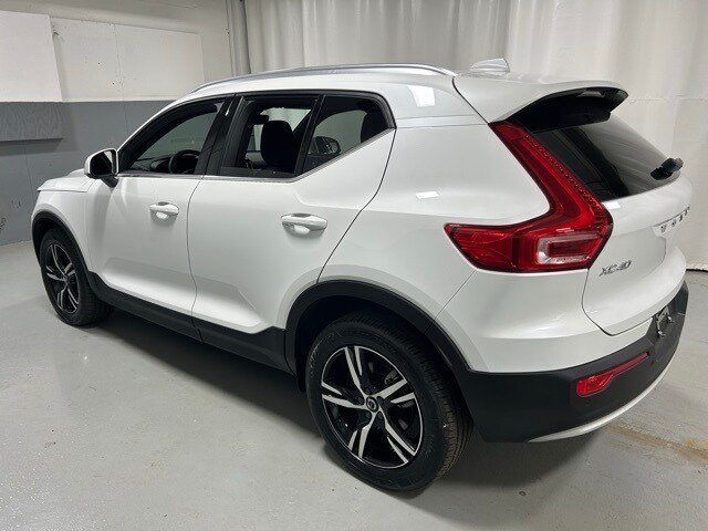 2025 Volvo XC40 Core photo 2