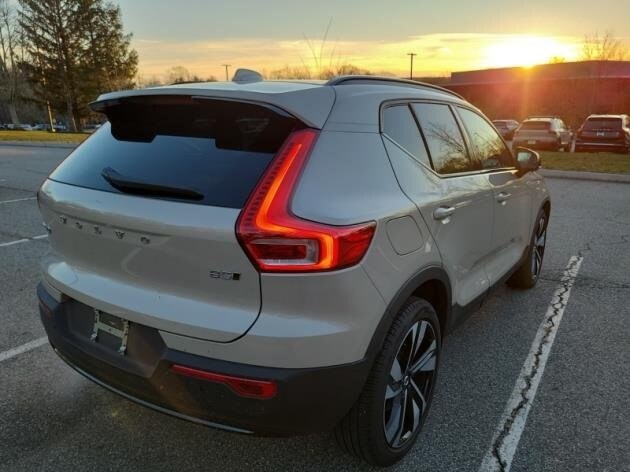 2025 Volvo XC40 photo 3