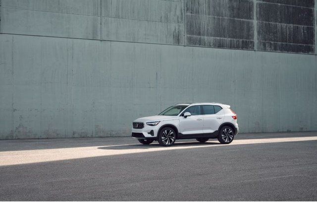 2025 Volvo XC40 Plus - Photo 6