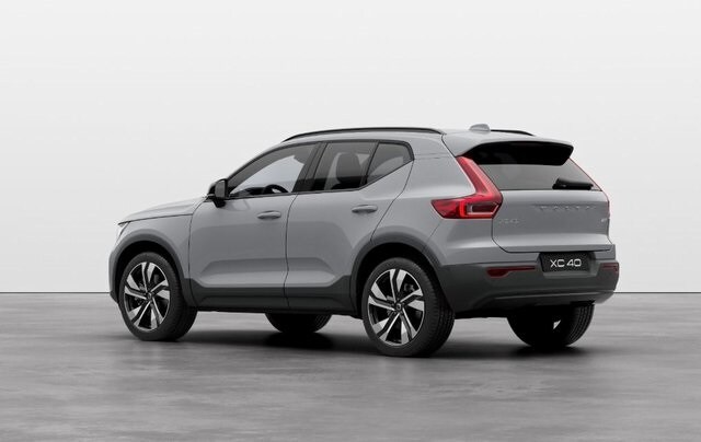 2025 Volvo XC40 photo 2