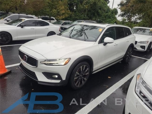 2024 Volvo V60 Cross Country Ultimate's photo