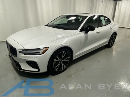 2023 Volvo S60 B5 Core Dark Theme Sedan