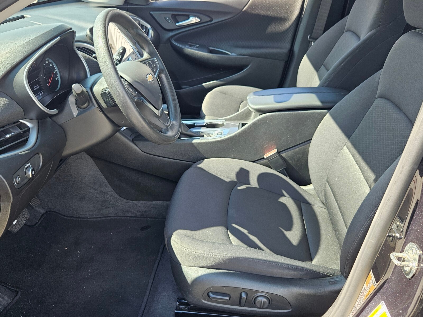 2023 Chevrolet Malibu 1LT photo 2
