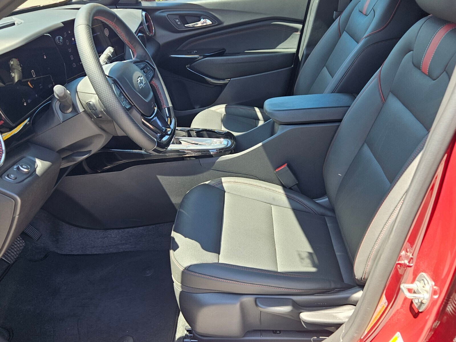 2025 Chevrolet Trax photo 2