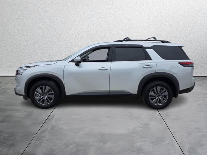 2025 Nissan Pathfinder SV photo 2