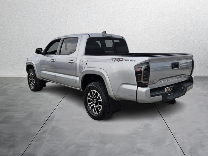 2020 Toyota Tacoma TRD Sport photo 3