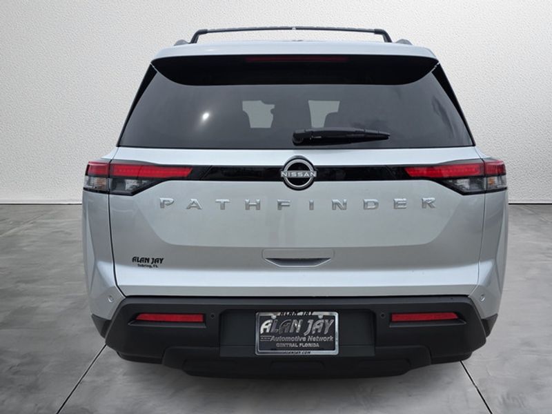 2025 Nissan Pathfinder SV photo 4
