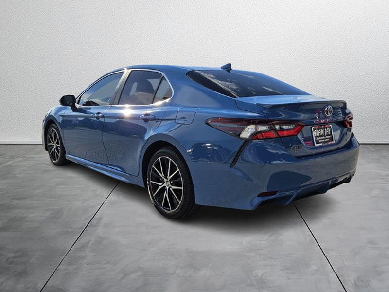 2024 Toyota Camry SE photo 3