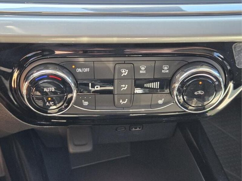 2025 Chevrolet Trax LT - Photo 26