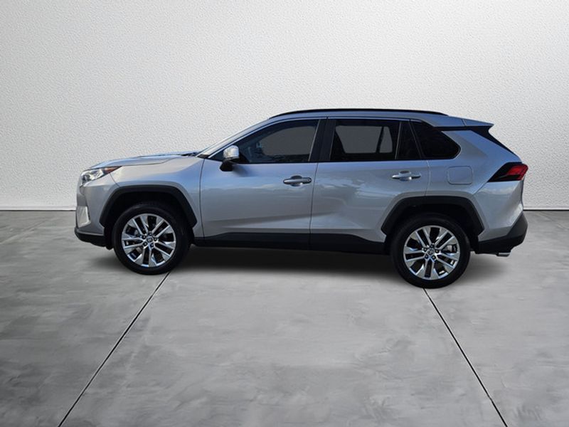 2021 Toyota RAV4 XLE Premium photo 3