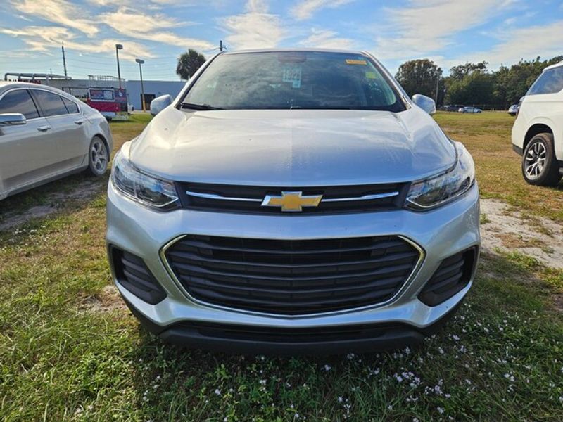 2022 Chevrolet Trax LS photo 2