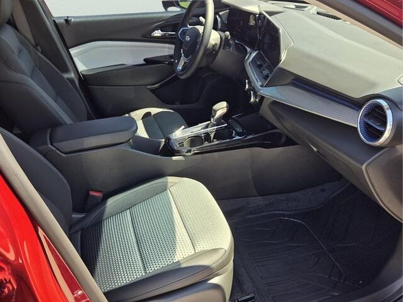 2025 Chevrolet Trax LT - Photo 18