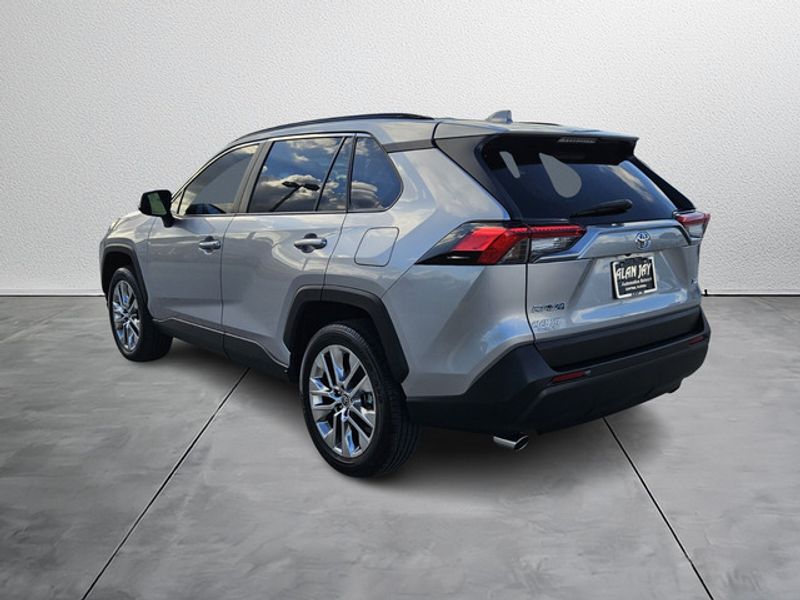2021 Toyota RAV4 XLE Premium photo 4
