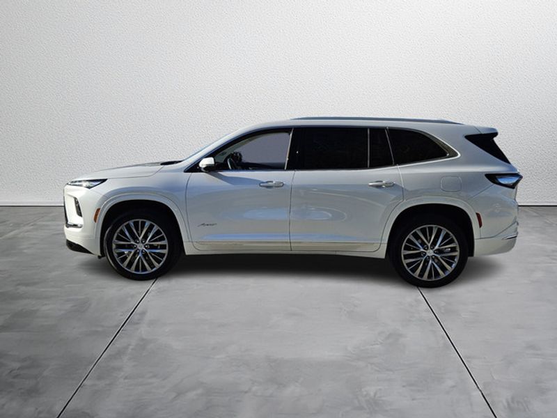 2025 Buick Enclave Avenir photo 3