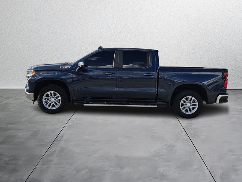 2023 Chevrolet Silverado 1500 LT photo 2