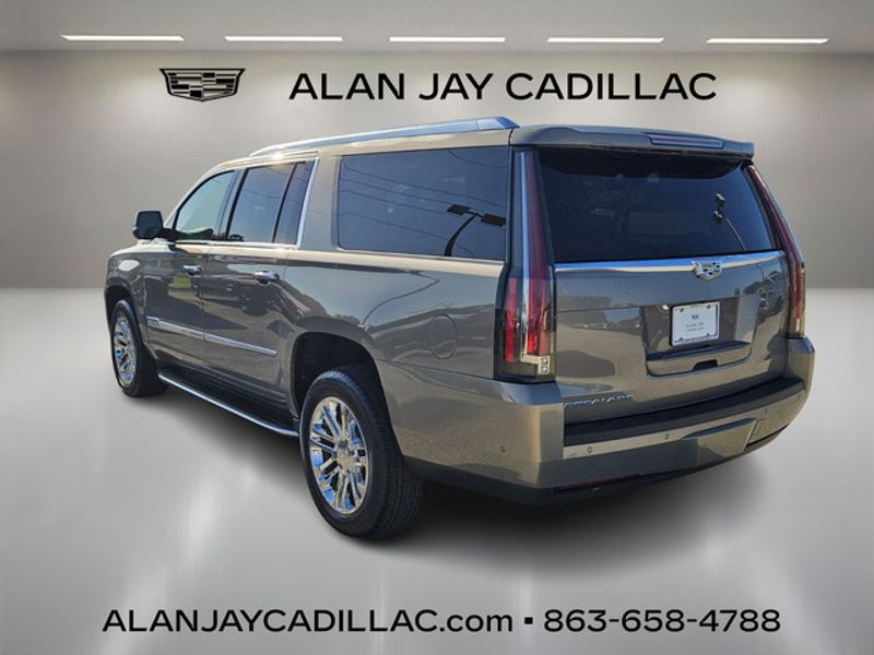 2019 Cadillac Escalade ESV photo 3