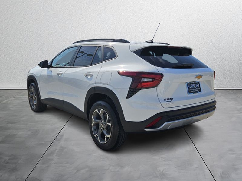 2025 Chevrolet Trax LT photo 3