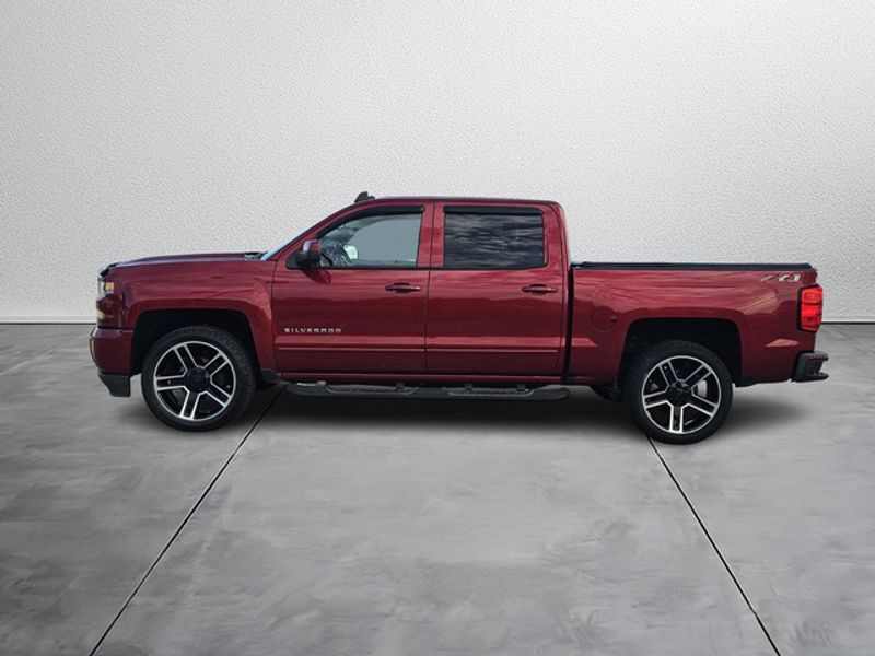 2018 Chevrolet Silverado 1500 LT photo 2