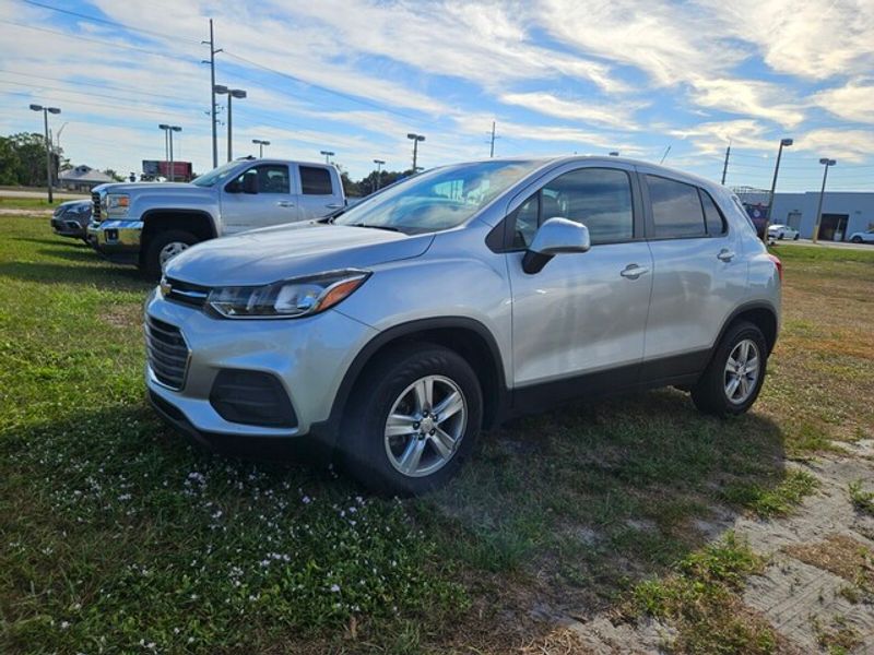 2022 Chevrolet Trax LS photo 3