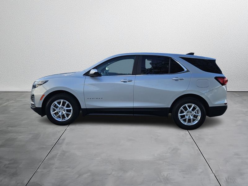 2022 Chevrolet Equinox LT photo 2
