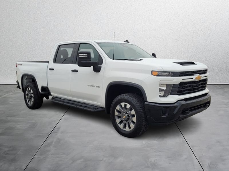 2025 Chevrolet Silverado 2500HD Custom photo 2