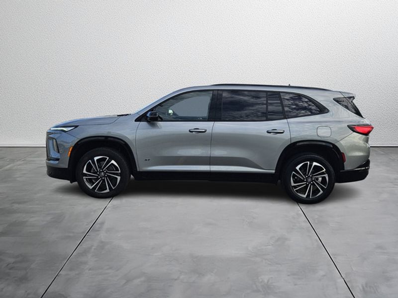 2025 Buick Enclave Sport Touring photo 2