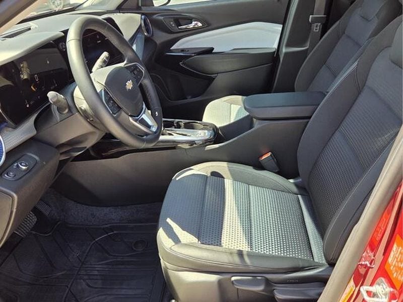 2025 Chevrolet Trax LT - Photo 12